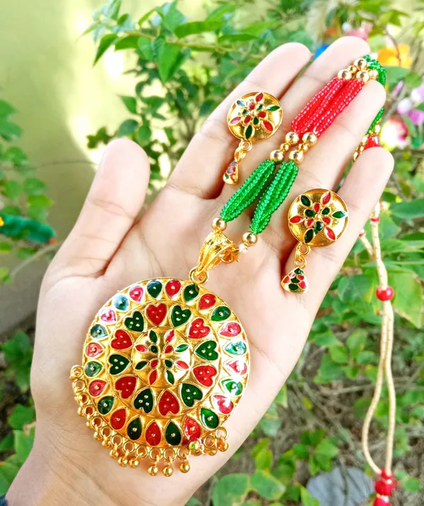 Assamese_Traditional_Gold_Plated_Red_Green_Colour_Japi_Tassel_Jewellery_Set_For_Women